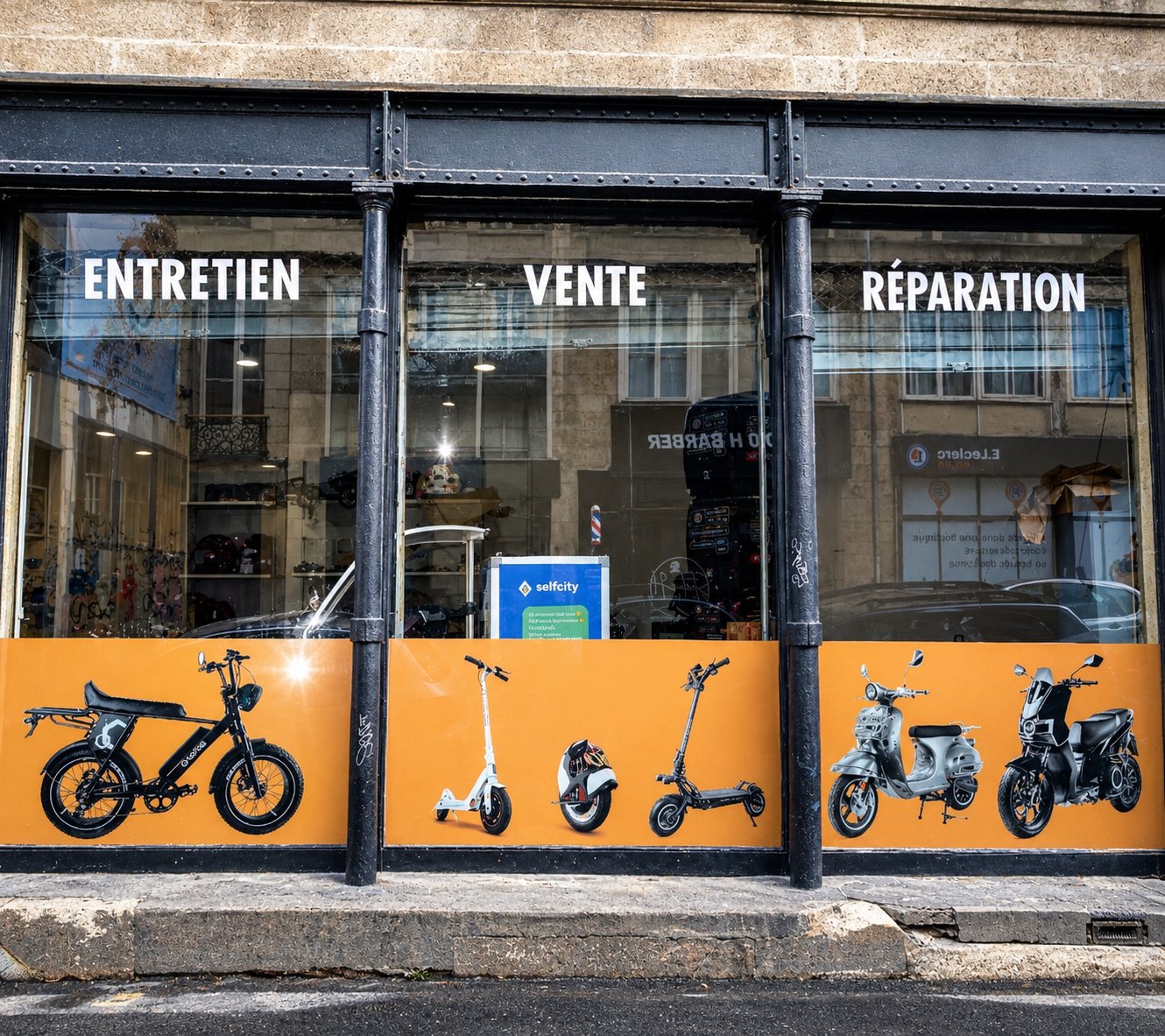 Vitrine de la boutique Click'N'Wheel au 59 cours Victor Hugo à Bordeaux : entretien, vente et réparation de trottinettes, scooters et vélos électriques