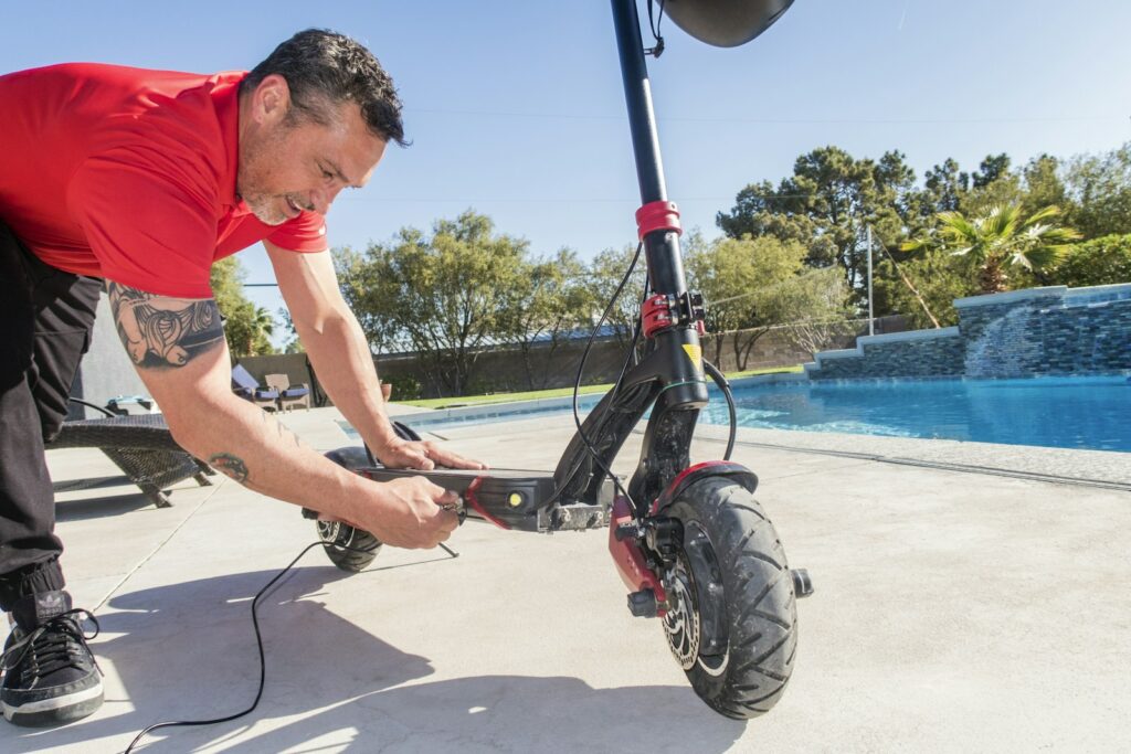 Mécanicien qui vérifie le frein d'une trottinette électrique double moteur
